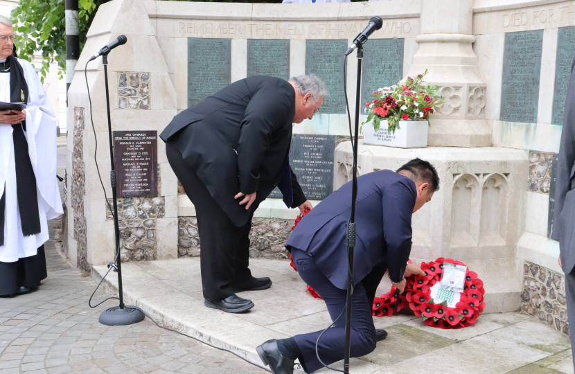 Alan Mak MP laying ceremonial wreath