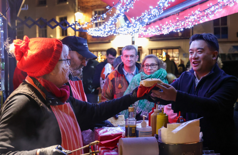 Local MP Alan Mak takes part in Emsworth Christmas Lights switch-on