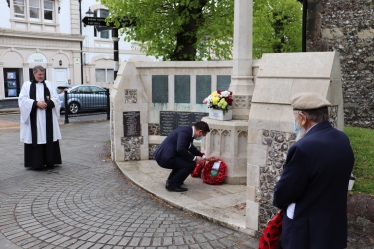 Alan Mak lays wreath at the Havant War Memorial 